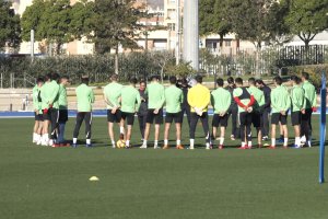 Fran Fernández hablando con los futbolistas.