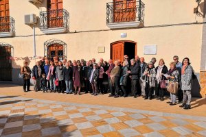 El alcalde con vecinos ingleses que asistieron a la inauguración de la Biblioteca Inglesa.