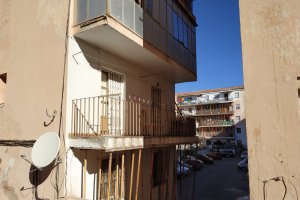 Imagen del edificio de ‘El Patio’ lleno de puntales dos años después.