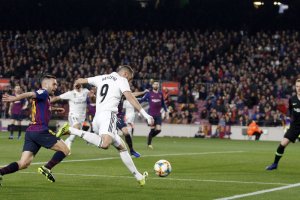 Benzema asistiendo a Lucas en el 0-1 del Madrid.