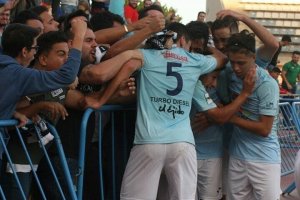 La grada de animación celebrando con los jugadores celestes.