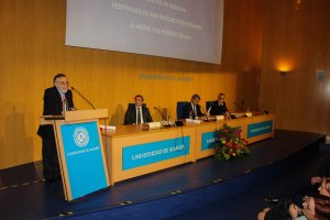 Pedro Resina, Medalla de Oro; Javier López, conferenciante; Carmelo Rodríguez, rector; y Luis Gómez, decano.