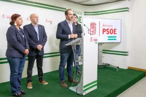 El portavoz del PSOE de Carboneras en rueda de prensa.