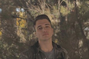 El joven artista también tiene grabados sus propios temas musicales y videoclips.