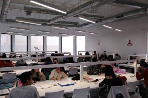 Imagen de la sala de estudio llena