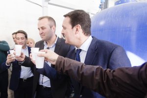 Parada en la potabilizadora de Lubrín, durante la visita de García.