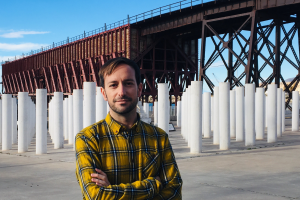 Viruega con el Cable Inglés y el Monumento a Víctimas de Mauthausen al fondo.