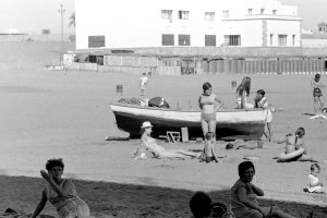 Imagen de la playa de las Almadrabillas a finales de los años sesenta.