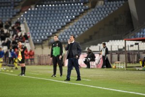 Fran Fernández gritando desde la banda.