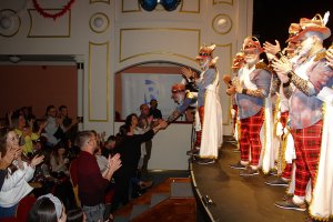 El público premió con una cerrada ovación la actuación de la comparsa de Yunque y Copla Pedro.