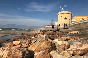 Estado de la playa repleta de piedras y casi sin arena en junto a la torre de Balerma.