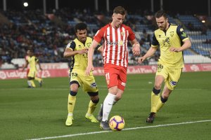 Demirovic pisa el área y tiene cualidades pero...