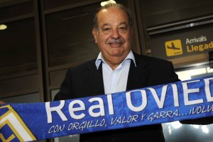 El presidente del real Oviedo con la bufanda.