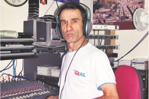 Paco Montoya  ha sido durante más de treinta años el dueño, el promotor, el comercial y el locutor de la emisora Radio Andaluza.