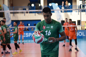 Fayola se prepara para realizar en saque en la final de la Copa.