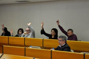 Alarcón, Carvajal, Godoy, Suero y Castillo votando en una sesión plenaria.