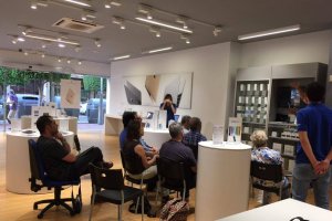 Expertos en Apple impartiendo un taller de fotos en Almería (Foto: Facebook Rossellimac).