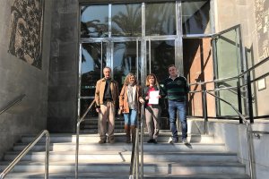 Concejales del PP con la denuncia presentada, en la puerta de la Audiencia.