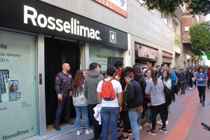 Colas antes de la apertura de la tienda, que ha sido remodelada.