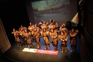 La comparsa El renacido durante su actuación en el Teatro Apolo.