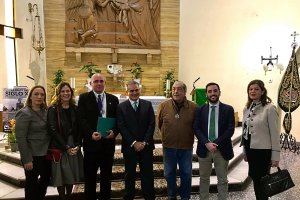 El pregonero, Cristóbal Cervantes, junto al hermano mayor y concejales capitalinos.