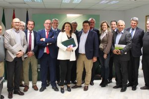 Representantes con Carmen Crespo en la reunión.