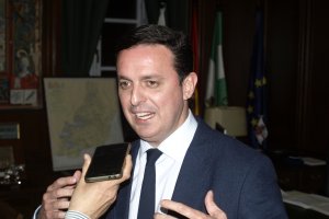 Javier Aureliano García atiende a la LA VOZ y Cadena SER.