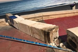 Uno de los pilares de acceso a la playa, derribado por una máquina de limpieza.