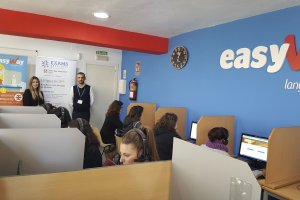 Alumnos concentrados haciendo el examen.