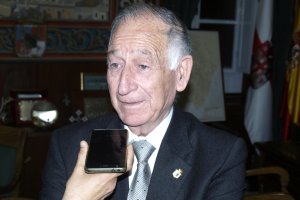 Gabriel Amat atiende a  LA VOZ y Cadena SER.