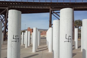 Cruces gamadas en las columnas del monumento