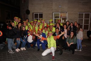 La comparsa de Gádor junto a gadorenses y con su alcaldesa al frente.