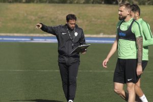 Fran Fernández dirigiendo un entrenamiento en el Anexo.