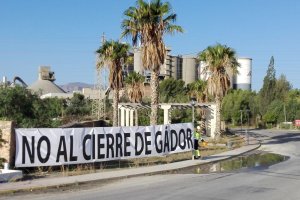 Pancarta colocada por los trabajadores de Cemex al entrada de la planta durante las negociaciones.