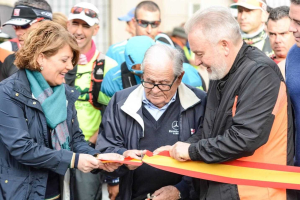 El fundador del Grupo Saveres, Antonio Fernández, cortando la cinta.