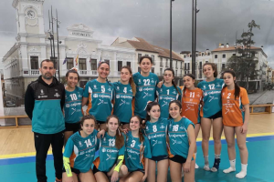 Las jugadoras almerienses con su entrenador Fortu.