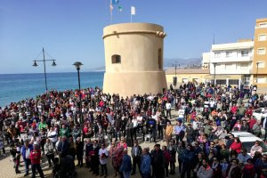 Vecinos concentrados en el paseo marítimo junto a la torre de Balerma.