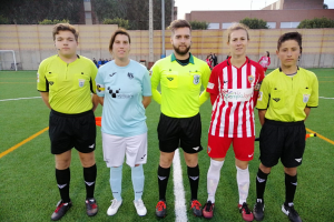 Las capitanas con el trío arbitral.