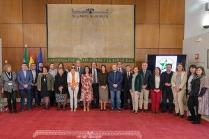Foto de familia de la presidenta del Parlamento, con diputados y miembros de las asociaciones