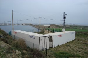 Los contenedores se almacenaron junto a balsas de riego.