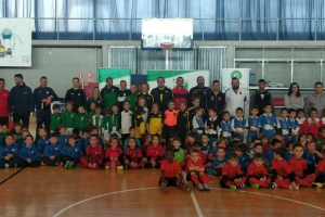Los equipos con sus entrenadores en el centro de la pista.