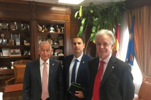 El alcalde Gabriel Amat y los capitanes García Ruiz y Montes Robles de la Unión de Oficiales