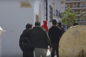 Jóvenes entrando en la biblioteca de Purchena, en una imagen del vídeo promocional.