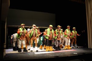 El grupo de Gádor llegó a tener a 13 participantes cantando sobre las tablas del Teatro Apolo.