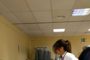 Una facultativa vota en el Hospital Torrecárdenas, este miércoles.