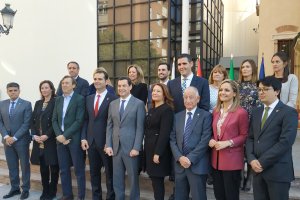 Foto de familia del presidente de la Junta en su visita al Ayuntamiento de Almería