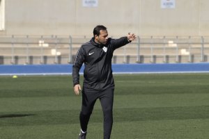 Fran Fernández dirigiendo el entrenamiento.