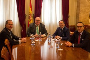 El senador Eugenio Gonzálvez, junto a los promotores de Avintia y directivos de la cementera mexicana Cemex.