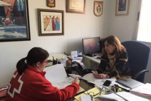 Responsables de Cruz Roja y de la prisión estudian los programas a desarrollar.