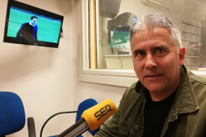 Pepe Morales en los estudios de la Cadena SER.